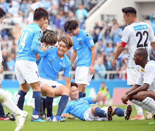 横浜FC対長崎　前半42分、先制ゴールを決め祝福される横浜FC・MF斎藤功（中央右）（撮影・たえ見朱実）