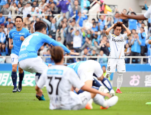 横浜FC対長崎　前半、横浜FCに先制ゴールを決められ頭を抱える長崎MF吉岡（右）（撮影・たえ見朱実）