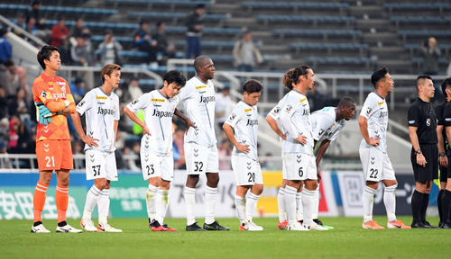 横浜FC対長崎　横浜FCに敗れ肩を落とす長崎イレブン（撮影・たえ見朱実）