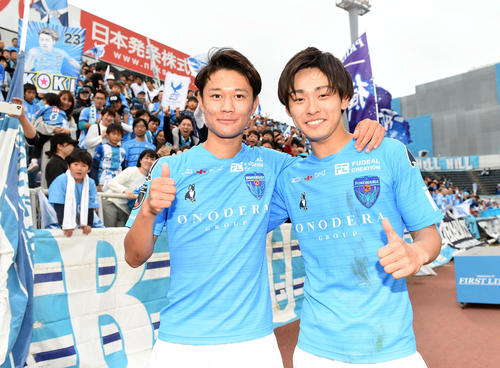 横浜FC対長崎　試合終了後、ファンを背に笑顔を見せる横浜FCのMF斎藤功（左）とFW斉藤光（撮影・たえ見朱実）
