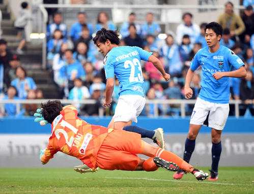 横浜FC対長崎　後半、ゴールを決める横浜FC・FW斉藤光（撮影・たえ見朱実）
