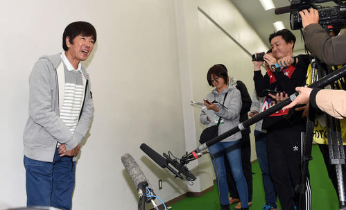 横浜FC対長崎　試合終了後、囲み取材に応じた長崎高田明社長（撮影・たえ見朱実）