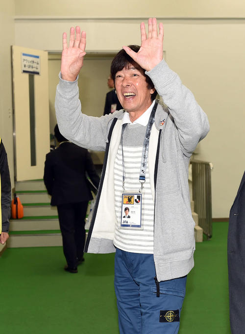 横浜FC対長崎　試合終了後、ファンの声援に笑顔で応える長崎高田社長（撮影・たえ見朱実）
