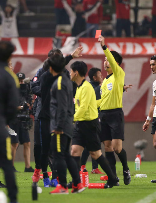 鹿島永木を押し倒した浦和大槻監督はレッドカードを受ける（2019年11月1日撮影）
