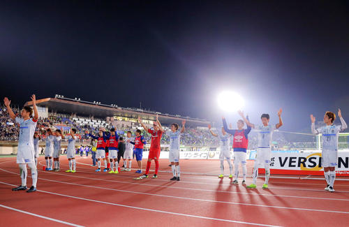 湘南に勝利しサポーターの声援に応えるG大阪の選手（撮影・河田真司）