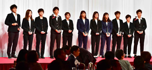 プレナスなでしこリーグのベストイレブン受賞者たち。左からGK山下、DF清水、DF土光、DF南、MF三浦、MF杉田、MF長谷川、MF中島、FW田中、FW籾木、FW菅沢（撮影・小沢裕）