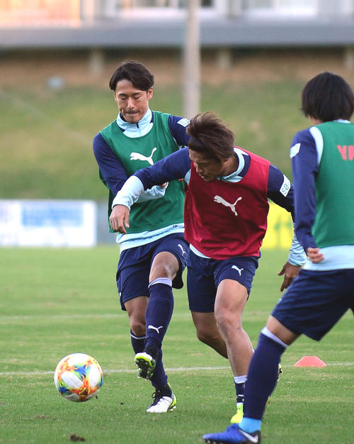 磐田大久保（右）と競り合う山田
