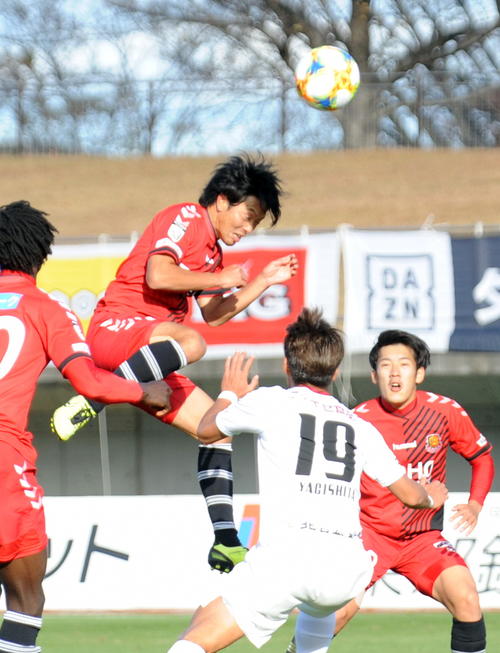 福島対富山　後半、ヘディングシュートを放つ福島DF星（撮影・佐々木雄高）