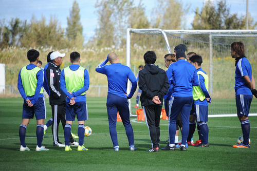 全体練習後、選手を集め、話をする吉永監督（左から2人目）
