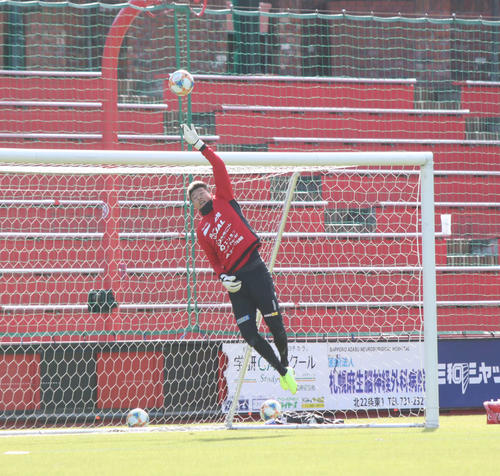 ボールに飛びつく札幌GKク（撮影・西塚祐司）