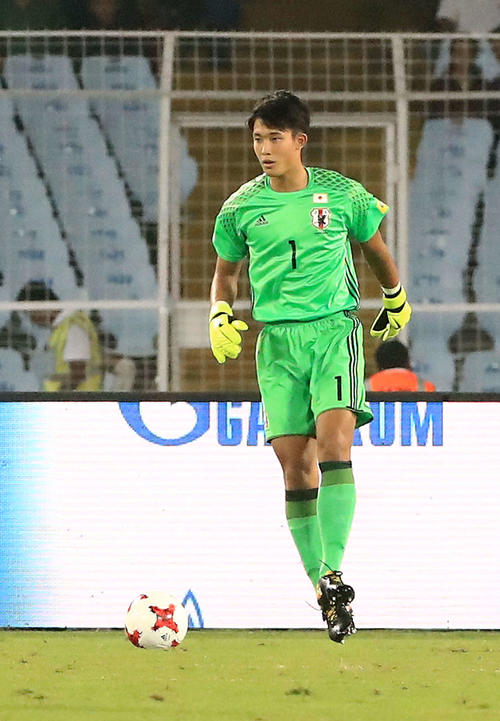 日本対イングランド　前半、ボールをキープするGK谷（2017年10月17日撮影）