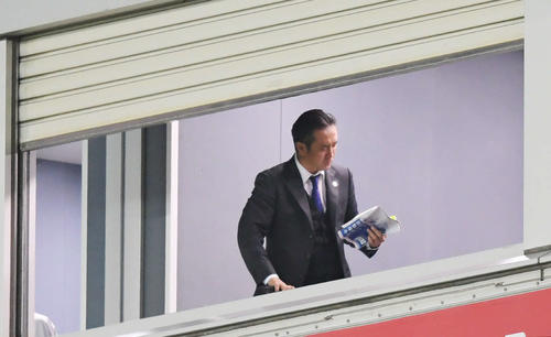 川崎Fに敗れ、スタンドを後にする浦和の大槻監督（撮影・加藤諒）