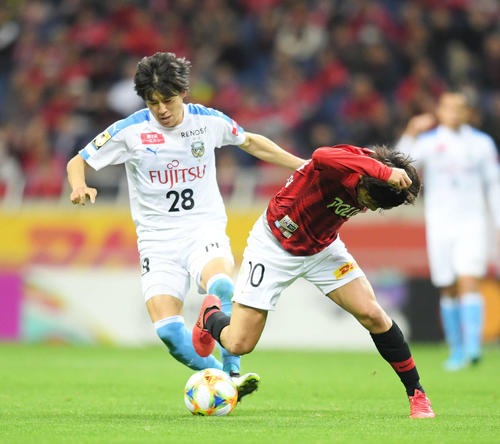 前半、浦和柏木（右）は川崎F脇坂にボールを奪われる（撮影・加藤諒）