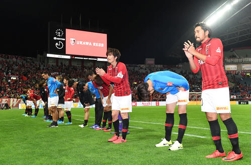 試合終了後、サポーターに挨拶する、右から浦和FW興梠、FW杉本、MF柏木ら浦和イレブン。サウジアラビアで行われるACL決勝第1戦のための移動を控え、サポーターから温かい声援が送られた（撮影・加藤諒）