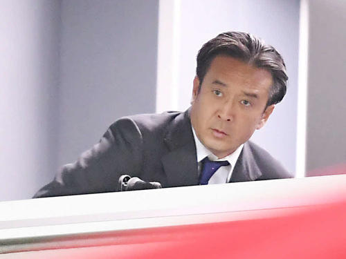 スタンドから試合を見守る浦和の大槻監督（撮影・加藤諒）