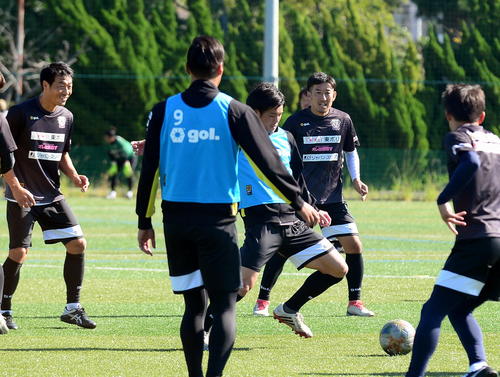 沼津戦に向けて調整に励むDF秋本（左端）ら藤枝の選手たち