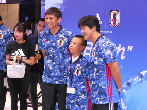 大阪市での新ユニホームのイベントに参加した右から名波氏、1人おいて中田氏（撮影・横田和幸）