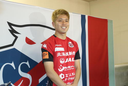 初のA代表に選出されて笑顔を見せる札幌DF進藤（撮影・西塚祐司）