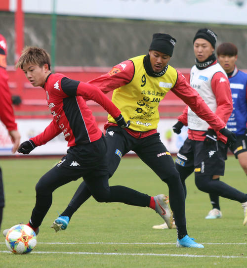 FW藤村（左）と競り合う札幌FW鈴木（右）（撮影・西塚祐司）