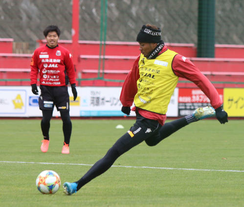 シュートを放つ札幌FW鈴木（撮影・西塚祐司）