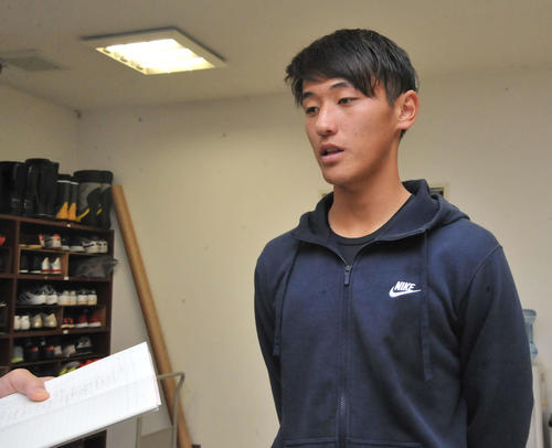 練習後、囲み取材に応えるMF秋山