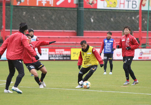 ドリブルで仕掛ける札幌MFチャナティップ（中）（撮影・西塚祐司）