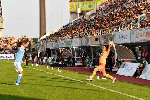2日、磐田戦の後半、ロングスローする清水DF二見（右）