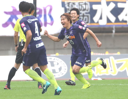 広島MF稲垣祥（背番号15、2017年11月26日撮影）