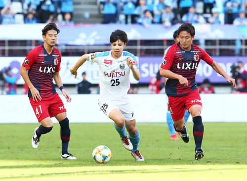 鹿島対川崎F　前半、鹿島守備陣に挟まれながら攻め上がる川崎F・MF田中（中央）（撮影・足立雅史）