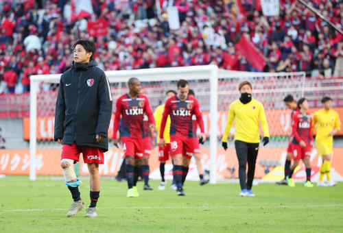 鹿島対川崎F　川崎Fに敗れがっくりと引き揚げるDF内田（左端）ら鹿島イレブン（撮影・足立雅史）