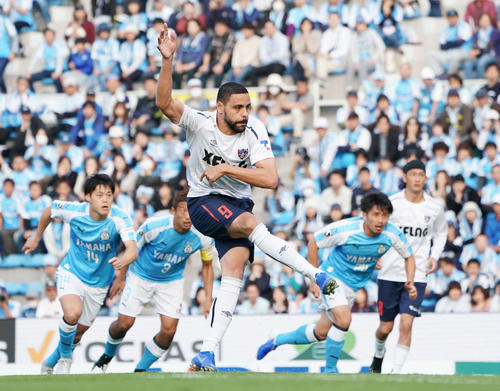 後半、東京FWオリヴェイラは先制のPKを決める（撮影・加藤諒）