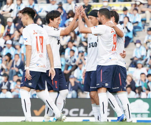 後半、東京FWオリヴェイラは先制のPKを決め、DF室屋とハイタッチして喜ぶ（撮影・加藤諒）
