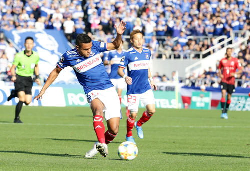 横浜対札幌　前半、先制ゴールを決める横浜FWエリキ（撮影・浅見桂子）