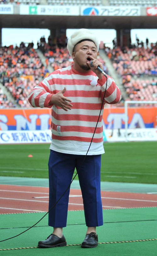 試合前、「君に捧げる応援歌」を歌う歌手のHIPPYさん