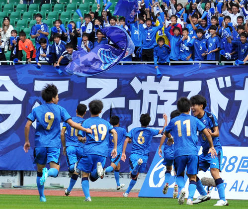 先制点を決めてスタンドへ向かう富士市立の選手たち（撮影・古地真隆）