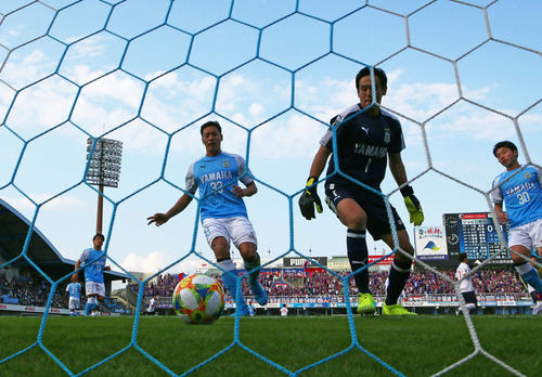 後半、決勝点となるPKを決められ、肩を落とすGK八田、DF藤田（中央左）ら磐田イレブン（撮影・加藤諒）