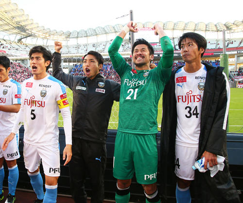 鹿島対川崎F　鹿島に勝利し喜ぶ川崎Fの、左からDF谷口、FW小林、GK新井らとは対照的にクールな表情でスタンドを見つめる後半得点のDF山村（撮影・足立雅史）