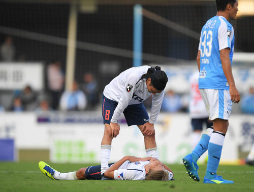 接戦の末磐田を破り、ピッチに倒れ込む東京FW永井と膝に手をつくMF高萩＜8＞（撮影・加藤諒）