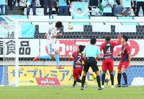 鹿島対川崎F　後半、ヘディングでゴールを決める川崎F・DF山村（左端）（撮影・足立雅史）