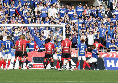 横浜対札幌　前半、1点目のゴールを決める札幌MF鈴木（右奥）（撮影・浅見桂子）