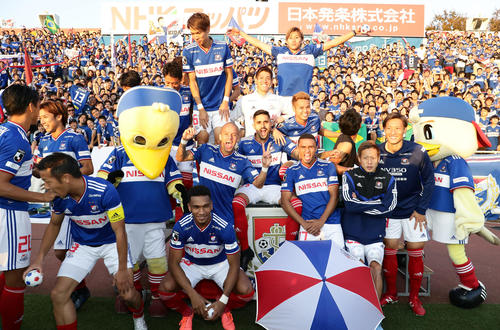 横浜対札幌　2位浮上で、サポーターを背に笑顔で記念撮影する横浜イレブン（撮影・浅見桂子）