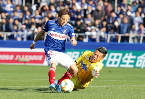 横浜対札幌　前半、チーム3点目のゴールを決める横浜FW仲川。GKク・ソンユン（撮影・浅見桂子）