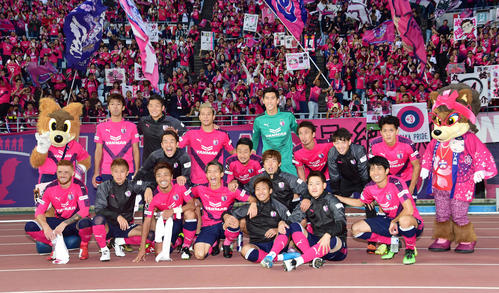 C大阪対湘南　湘南に勝利しサポーターの前で記念撮影を行うC大阪の選手たち（撮影・清水貴仁）