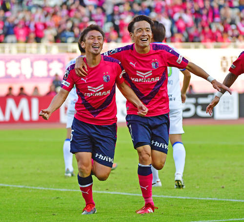 C大阪対湘南　後半、先制ゴールを決めたC大阪MF奥埜（左）はMF水沼とともに笑顔で駆ける（撮影・清水貴仁）