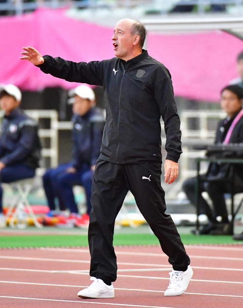 C大阪対湘南　後半、味方フリーキックを前に指示を出すC大阪ロティーナ監督（撮影・清水貴仁）