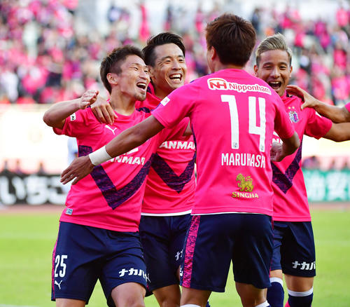 C大阪対湘南　後半、先制ゴールを決め歓喜するC大阪MF奥埜（左）・背中は1アシストのDF丸橋（撮影・清水貴仁）