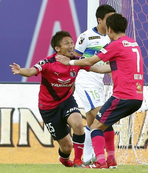 C大阪―湘南　後半、先制ゴールを決め喜ぶC大阪・奥埜（左）（共同）