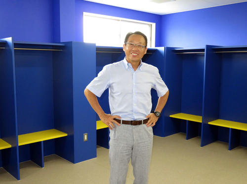 笑顔を見せるFC今治の岡田オーナー（2017年7月18日撮影）