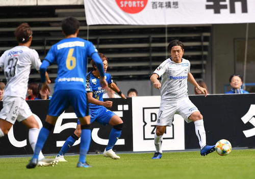 先発で出場するG大阪MF遠藤保仁（撮影・上田博志）