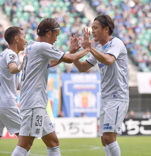 前半、先制ゴールを決めたG大阪FW宇佐美貴史とハイタッチするG大阪MF遠藤保仁（撮影・上田博志）
